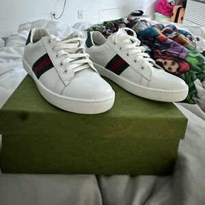 Gucci shoes size 33 like new